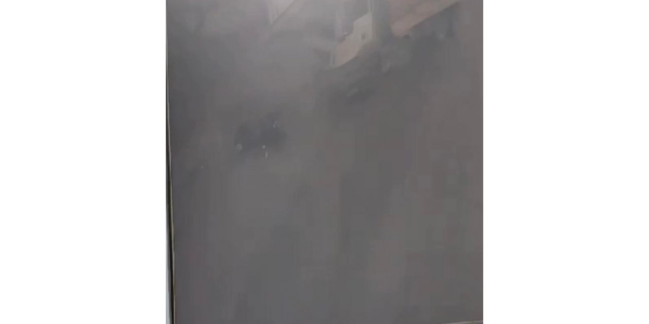 Kamyonun çarptığı motosiklet böyle savruldu