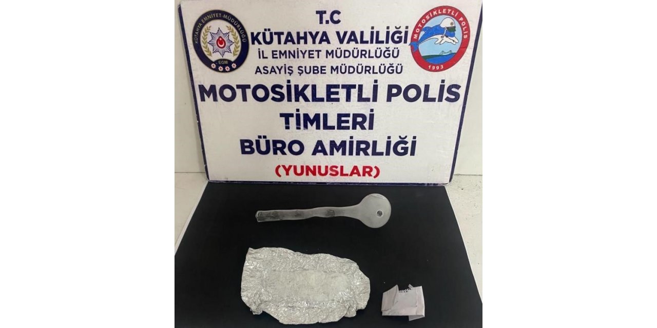Sigortası ve muayenesi olmayan plakasız motosikletin üzerindeki 2 kişide uyuşturucu bulundu