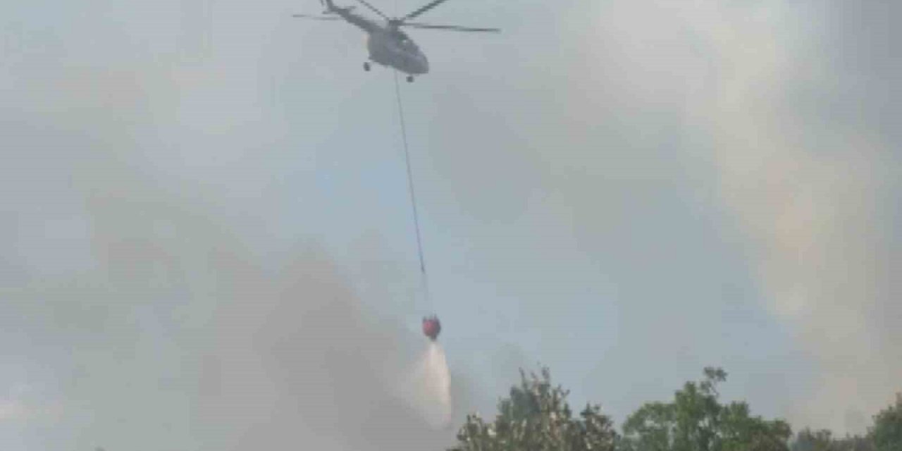 Kontrol altına alınan yangına helikopterler ile müdahale ediliyor