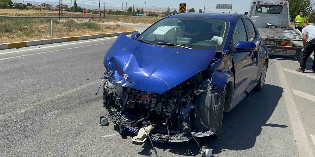 Çarpışan otomobillerden birisinin tekerleği koptu, 2 çocuk yaralandı