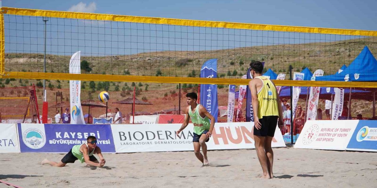 Dünyanın en yüksek plajında şampiyonlar belli oldu