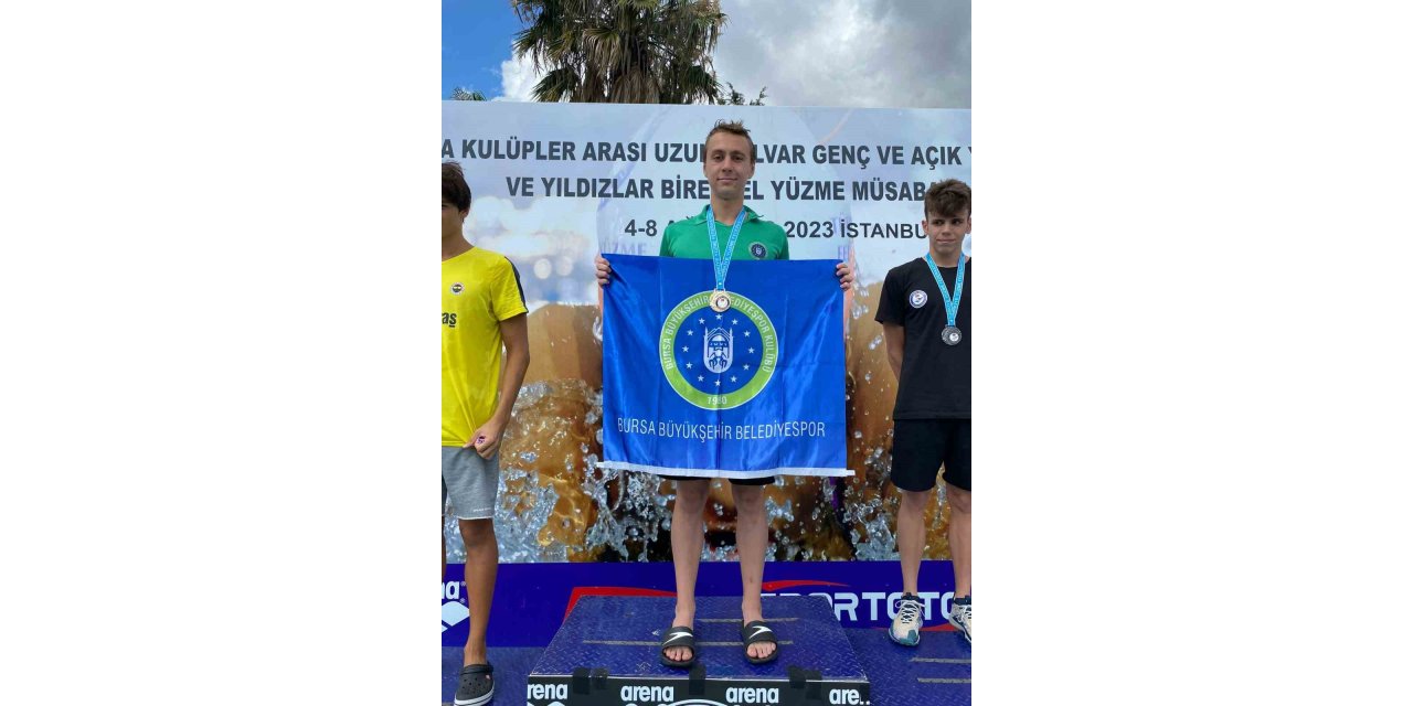 Bursa Büyükşehir Belediyesporlu yüzücü Özgür Yonca madalyaları topladı