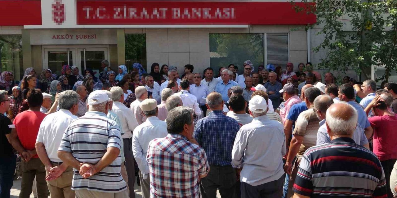 Banka şubesinin kapanacağını öğrenen çiftçilerden oturma eylemi