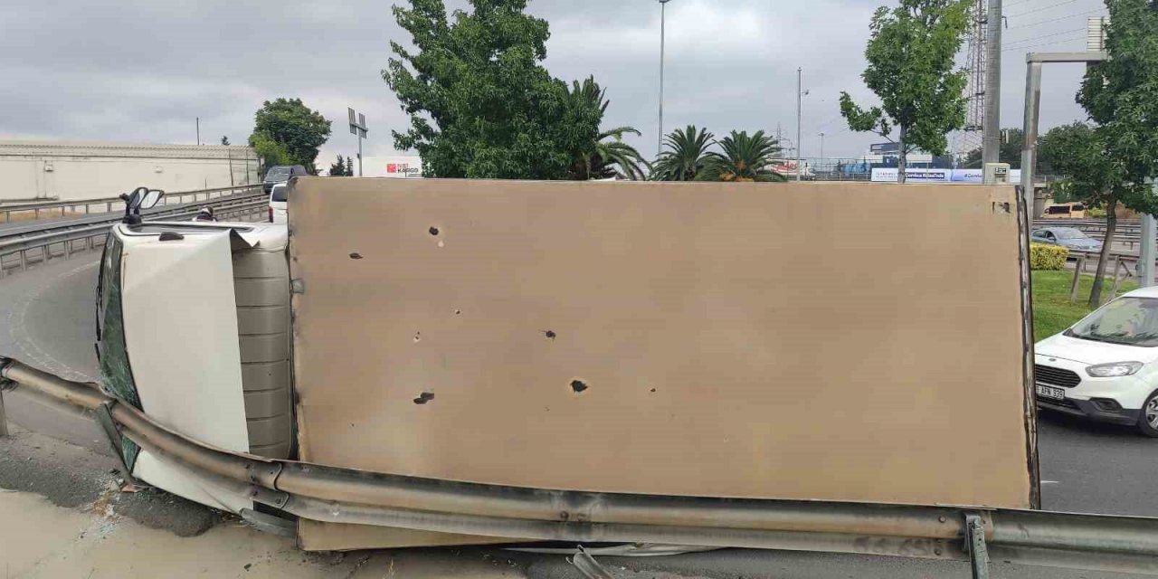 Bahçelievler’de virajı alamayan kamyonet yan yattı: Kaza sonrası sürücü kaçtı