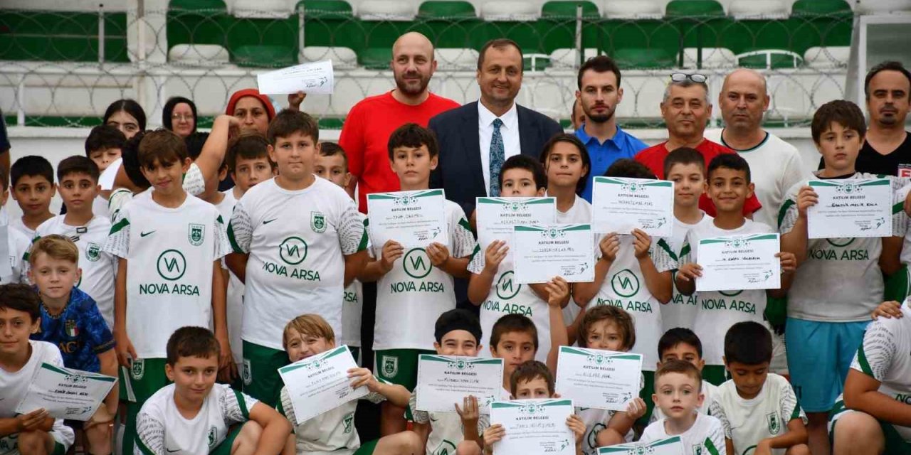 İznikspor yaz futbol okulunda sertifika heyecanı