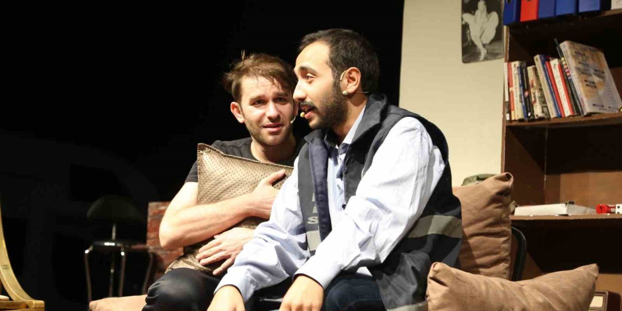 Esenlerliler Açık Hava Tiyatrosu’nun tadını çıkardı