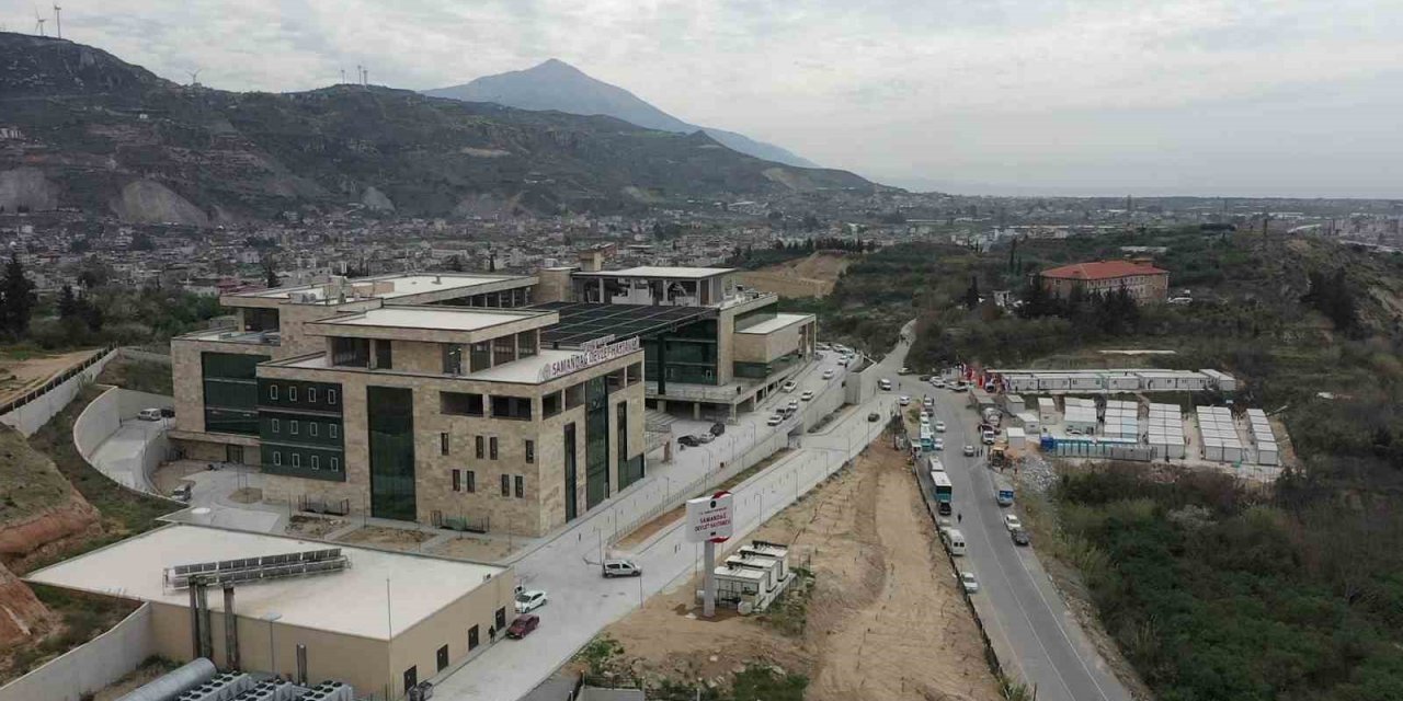 Depremde hasar görmeyen Samandağ Devlet Hastanesi hizmet vermeye devam ediyor