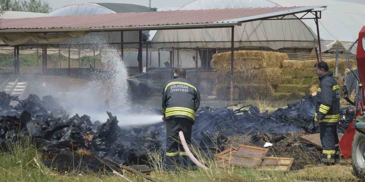 Burdur’da ekmek sobasından sıçrayan kıvılcımlar yangın çıkardı