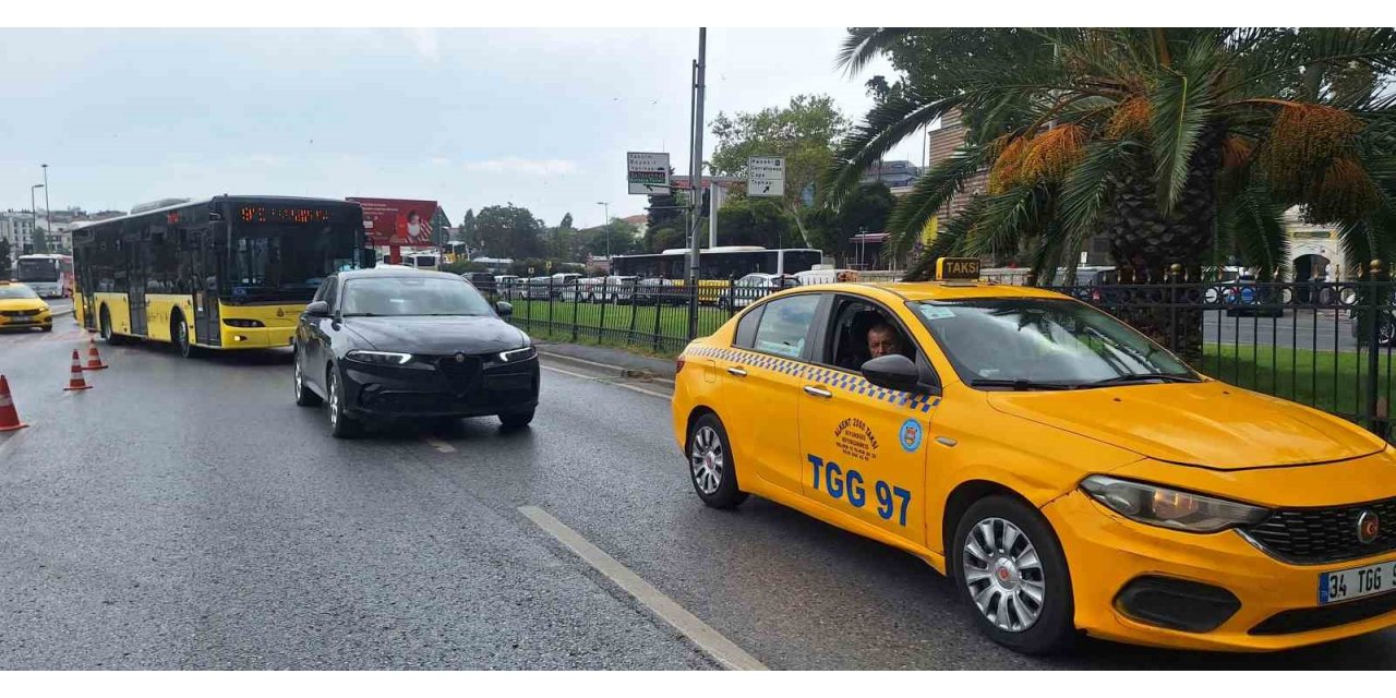 Taksi denetiminde aracının muayenesi biten taksi sürücüsünden araç sahibine ‘Hayırlı olsun’ mesajı