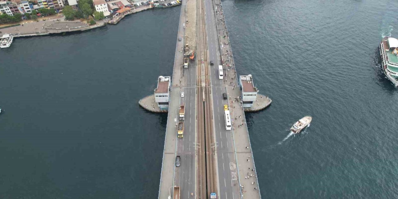 Galata Köprüsü üzerinde başlanan bakım ve onarım çalışmaları devam ediyor
