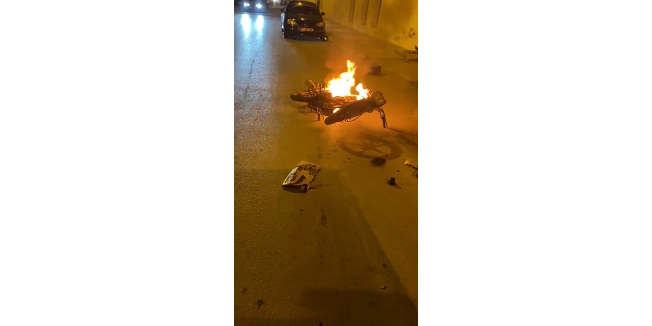 Yanan motosiklet söndürüldü