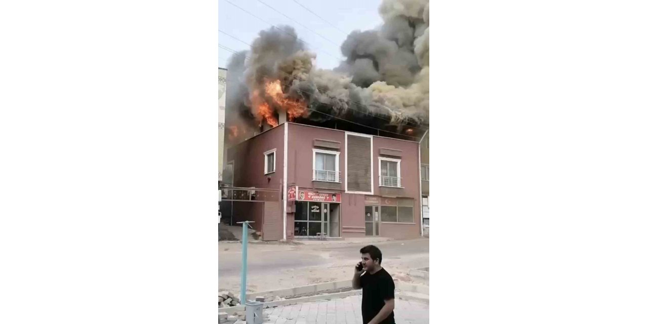 Binanın çatı katı alevlere teslim oldu