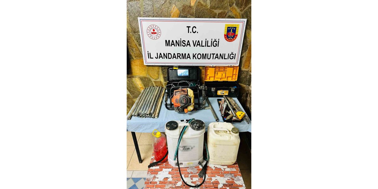 Kendilerini istihbarat elemanı olarak tanıtan şüpheliler kaçak kazı yaparken yakalandı