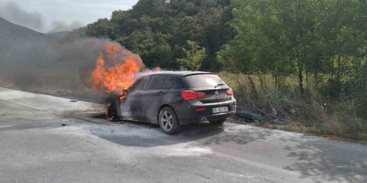 Seyir halindeki otomobil alevlere teslim oldu