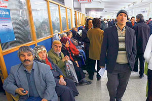 Hastane sırasına referandum ayarı