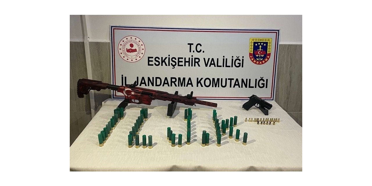 Havaya ateş eden 3 şüpheli ruhsatsız tabanca ve tüfekle yakalandı