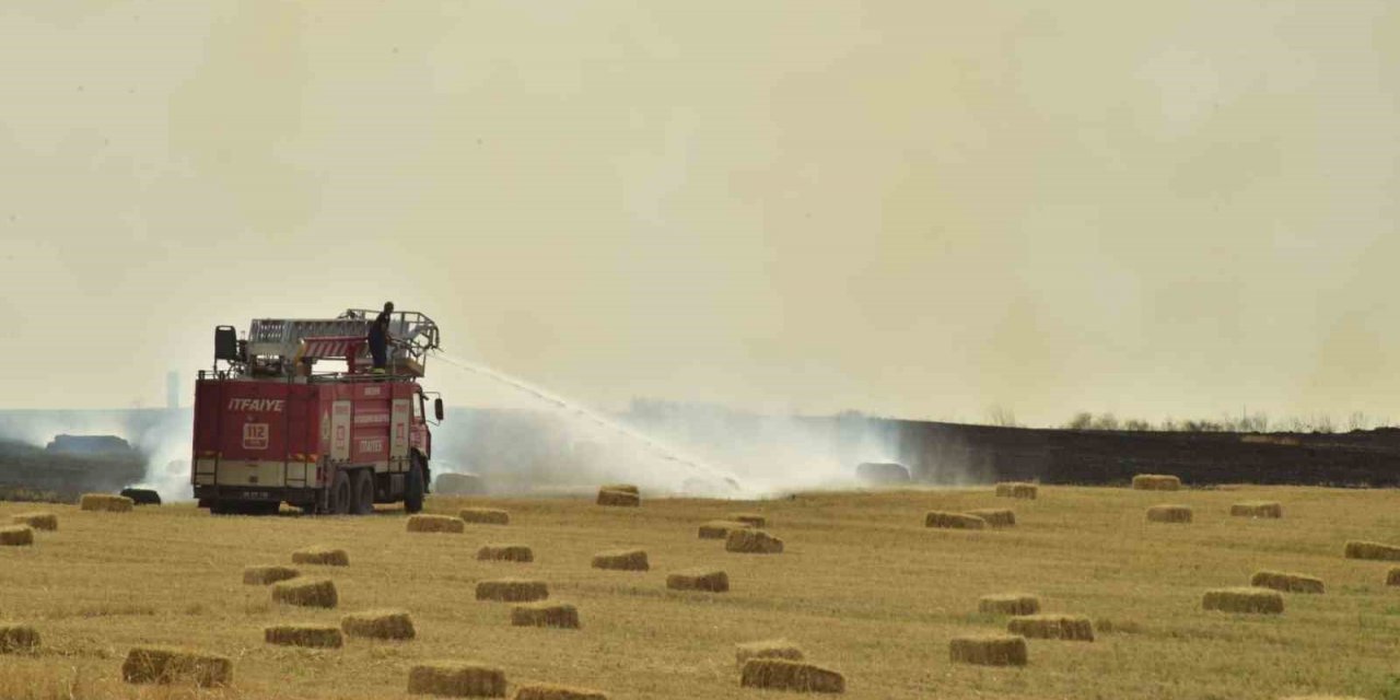 Tarlaya sıçrayan anız yangını itfaiye ekiplerince söndürüldü