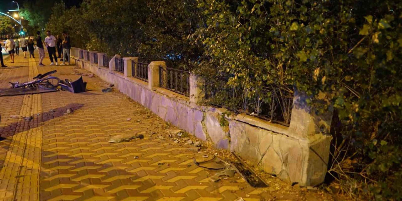 Yoldan çıkan otomobil, kaldırımda bisiklet süren gençlere çarptı: 2 yaralı