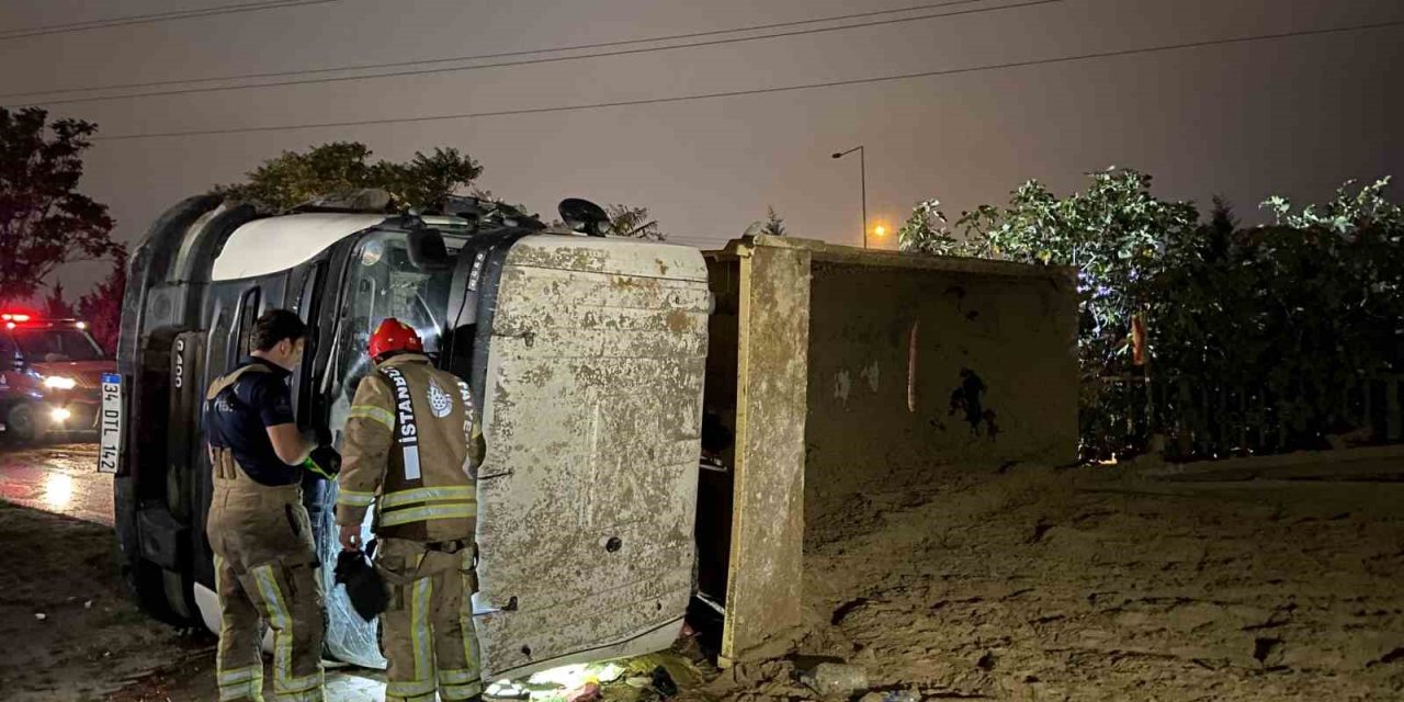 Başakşehir’de virajı alamayan hafriyat kamyonu yan yattı: 1 yaralı