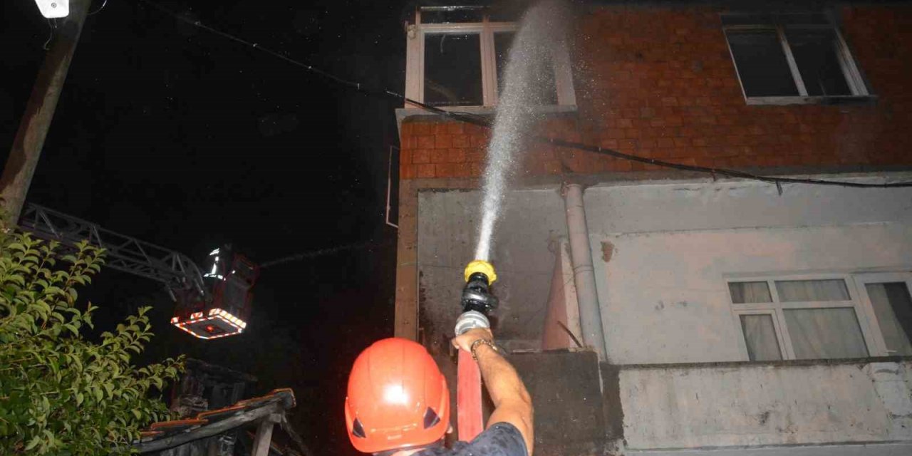Eşiyle tartışıp evi yaktı, kendisini odaya kilitledi