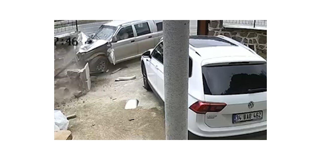 Rize’de kamyonetin bahçe duvarına çarptığı görüntüler güvenlik kamerasına yansıdı