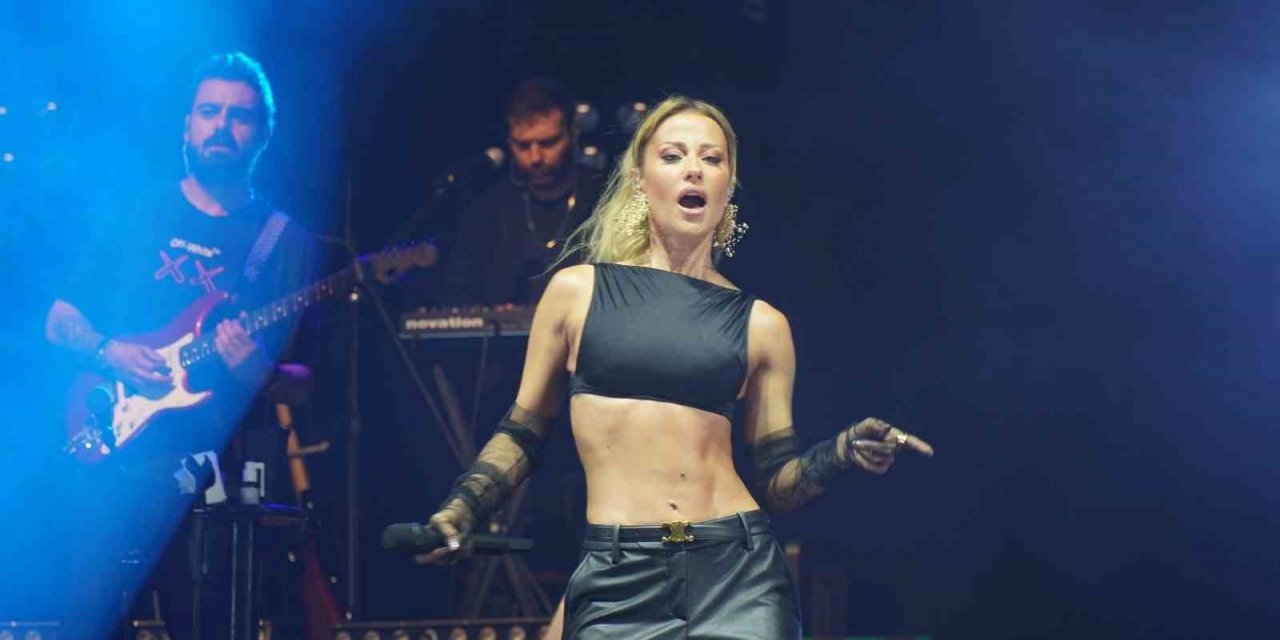 Altınova’da Derya Uluğ kulakların pasını sildi