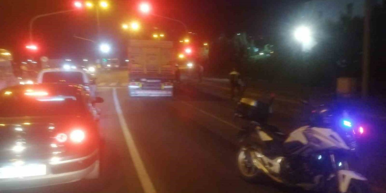 Tırın dorsesi ayrıldı, yere yağ döküldü