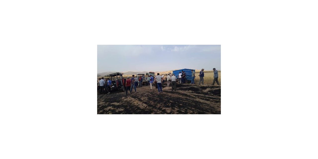 Saman balyası yangınında 2 traktör yanarak kullanılamaz hale geldi