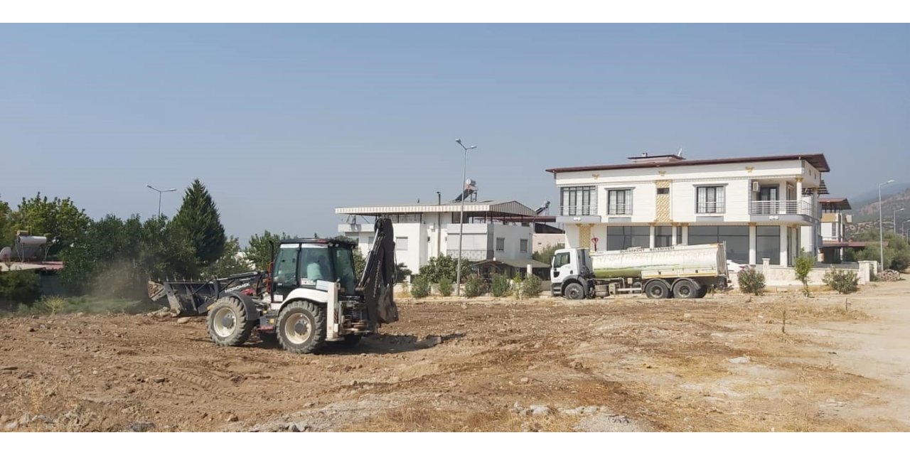 Buharkent ekipleri, çocuk parkı için kolları sıvadı
