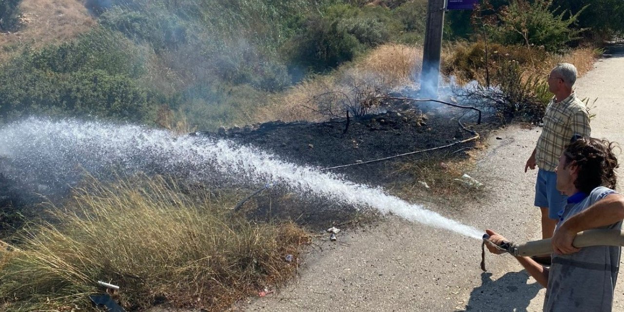 Yol kenarında çıkan yangın büyümeden söndürüldü