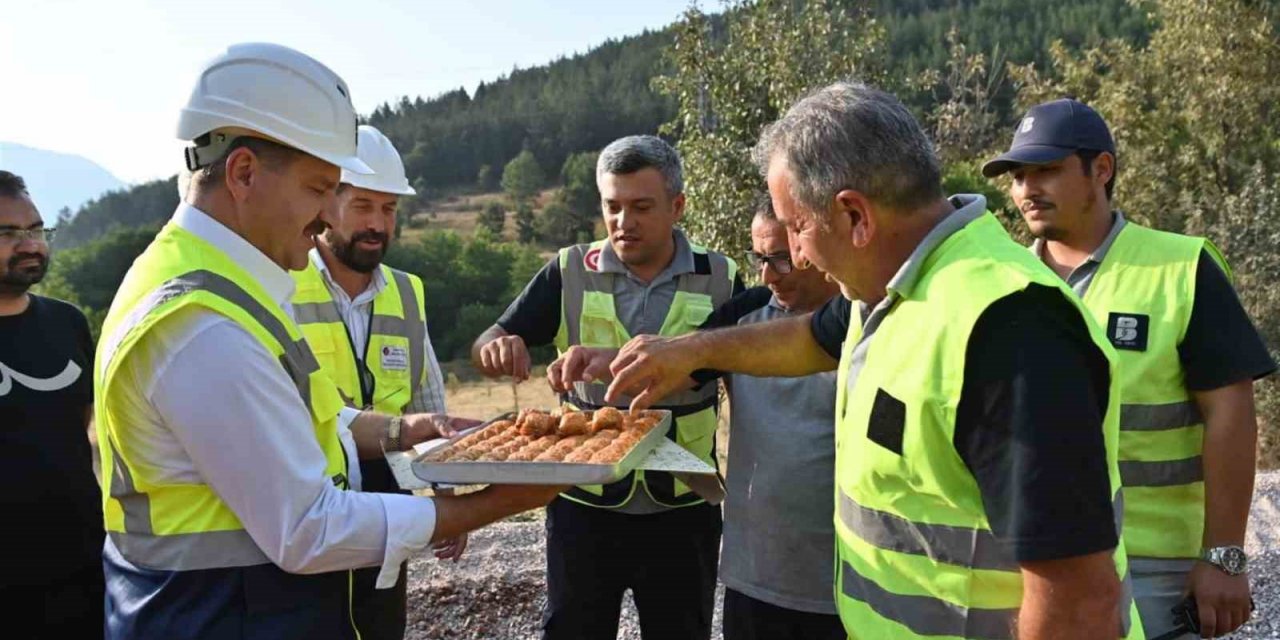 Sındırgı’ya kilometrelerce sıcak asfalt