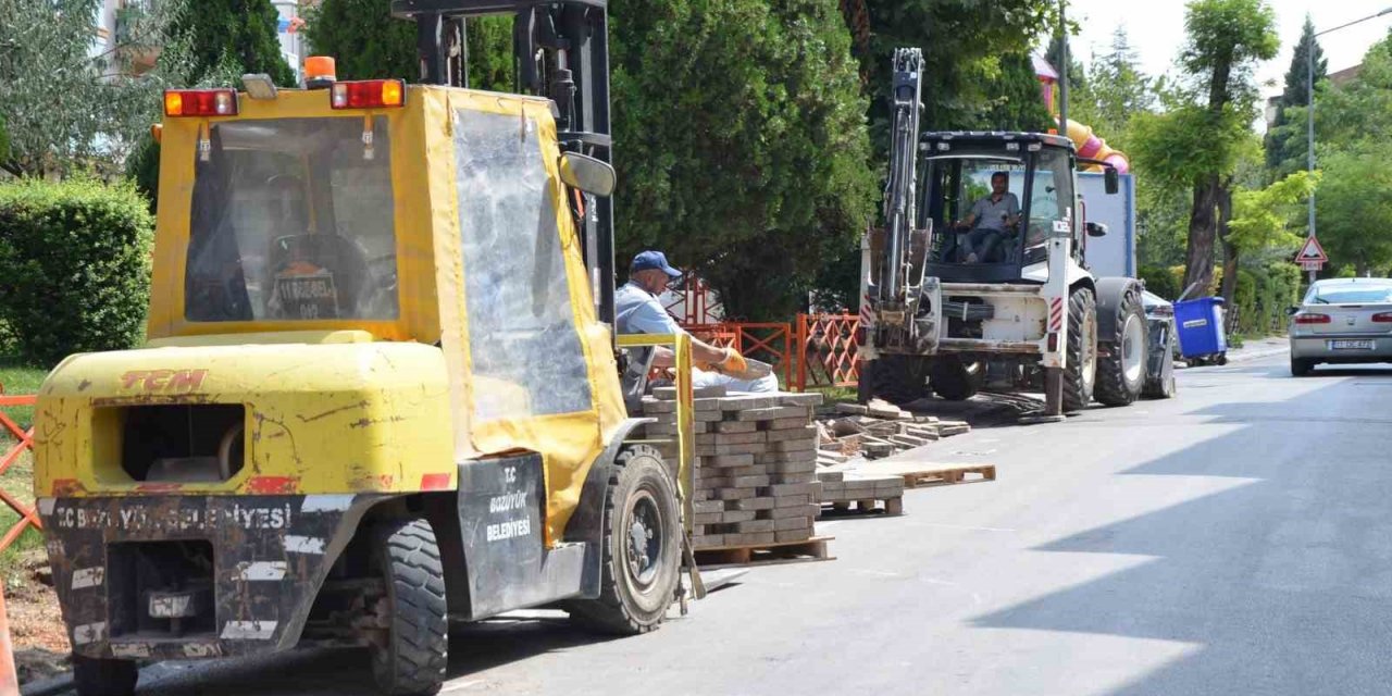 Cami Caddesi’nde kaldırım revize çalışması yapıldı