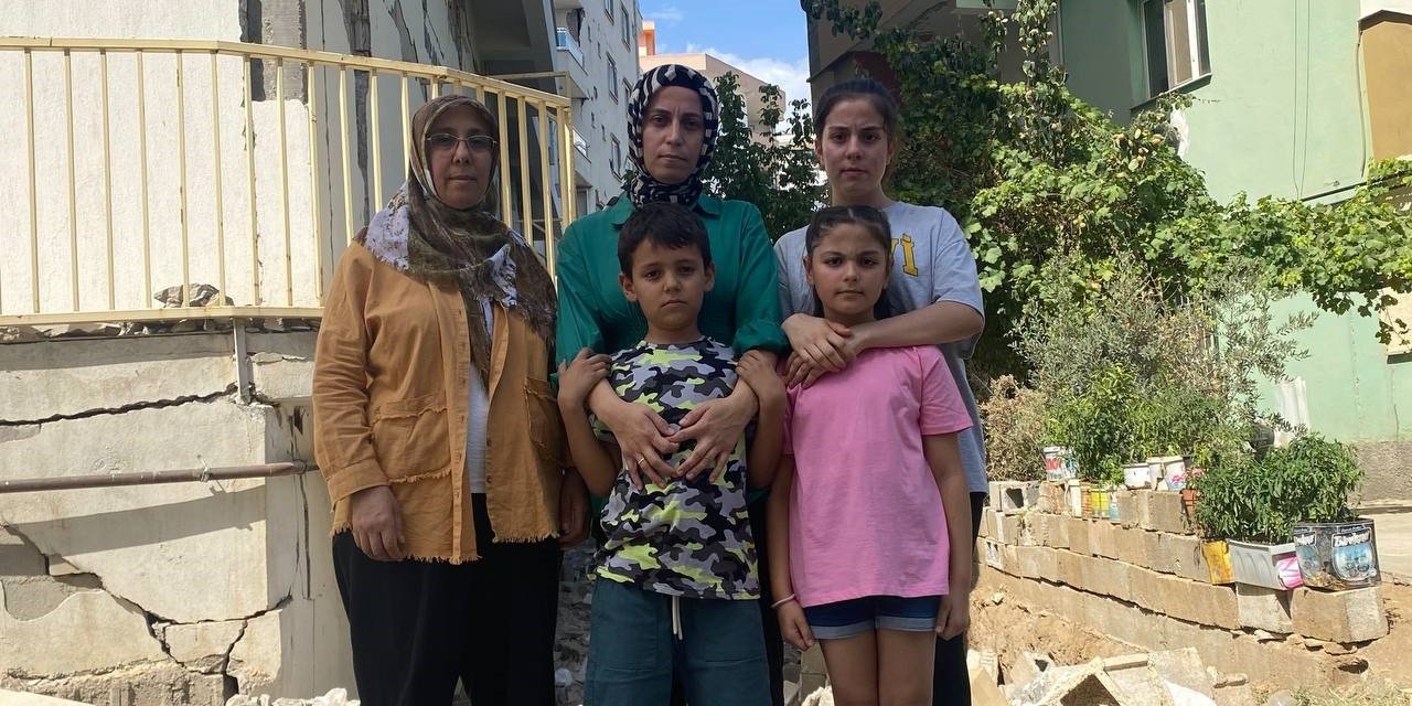 Depremde hasar alan bina korkutuyor