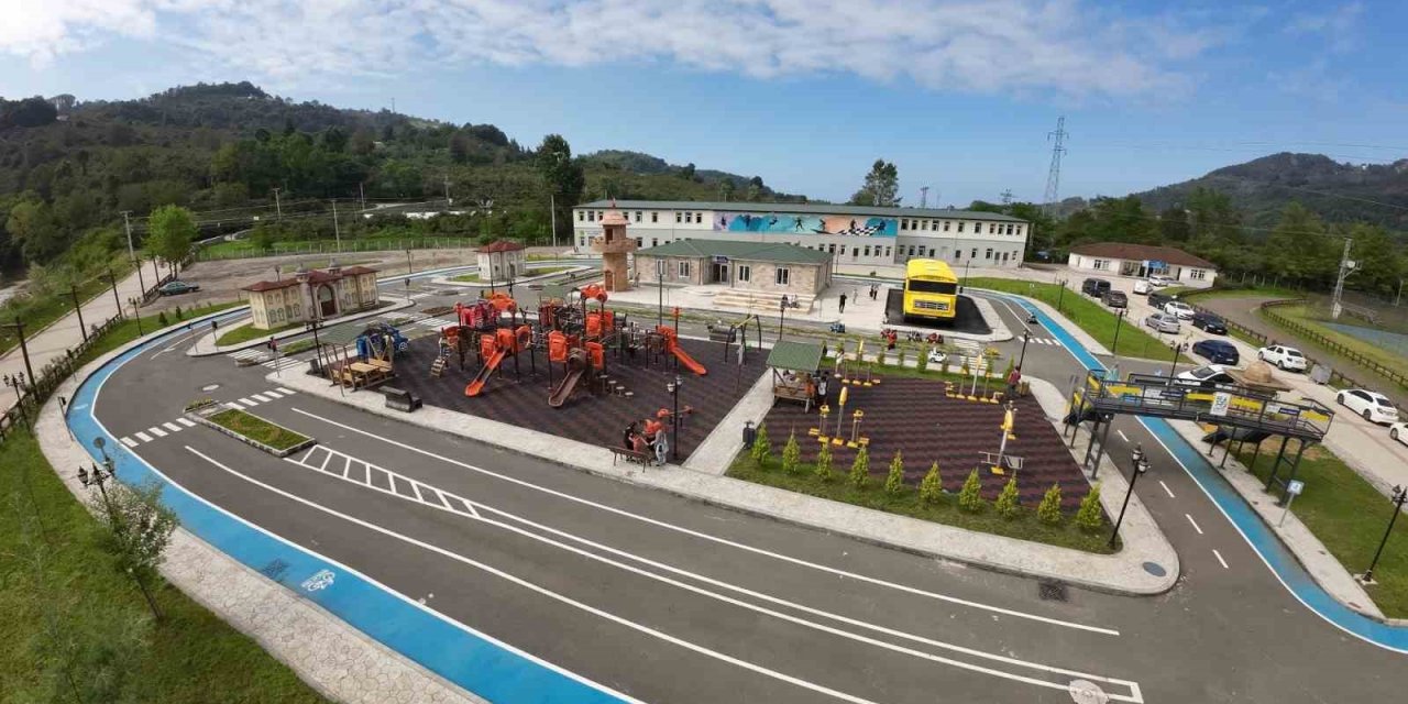 Çocuklar bu pistte eğlenerek öğreniyor