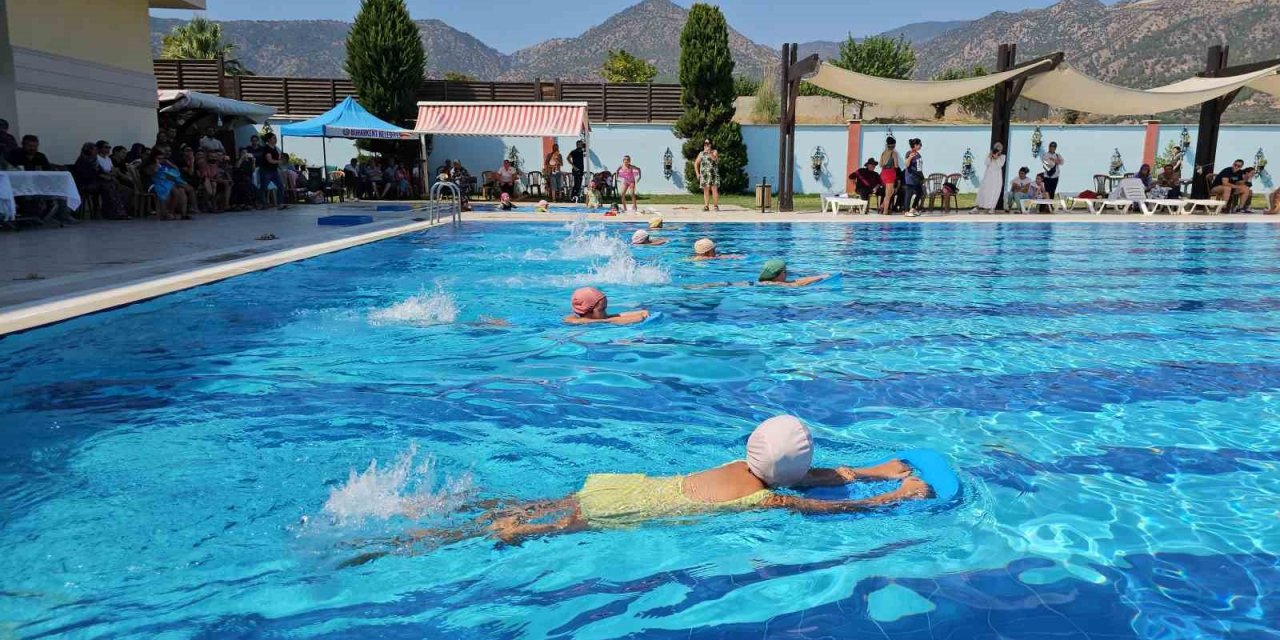 Buharkent’li çocuklar yüzme yarışında buluştu