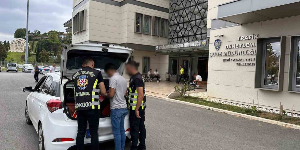 Şile Otoyolu’nda ayaklarıyla direksiyonu tutan sürücü ehliyetinden oldu