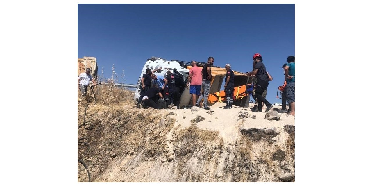 Devrilen kamyonun içerisinde sıkışan sürücü, ekipler tarafından kurtarıldı