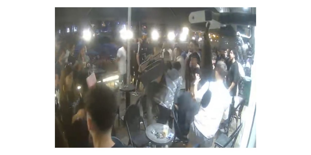 Fatih’te kafe basan gençler husumetlilerine sandalye ve kurusıkı silahla saldırdı