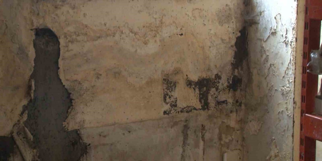 Arnavutköy’de duvardan akan suyun nereden geldiği aylardır bulunamıyor