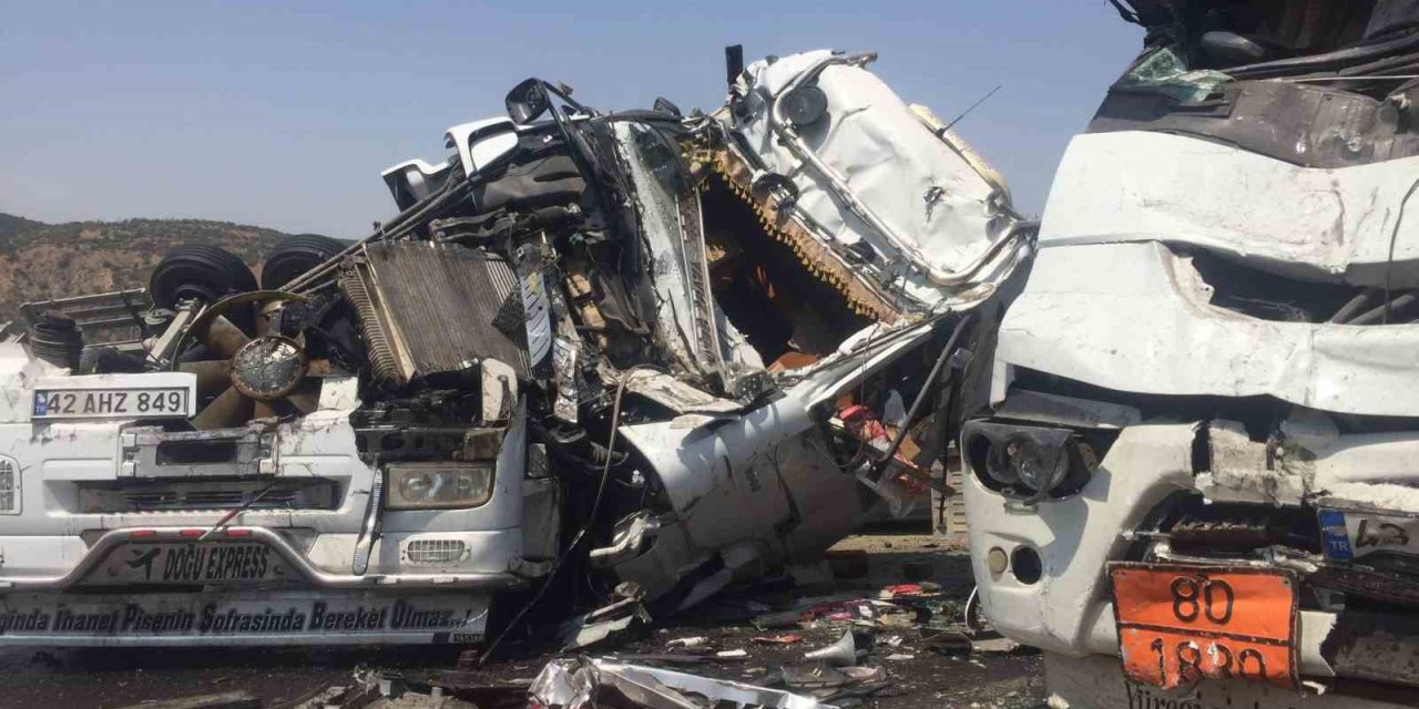 Saman yüklü tır ile kimyasal madde yüklü tanker kafa kafaya çarpıştı, 2 yaralı