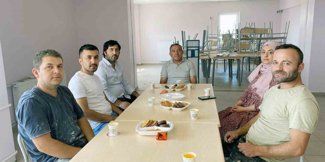 Eline fırçayı alan müdür işçiler ile boya yaptı