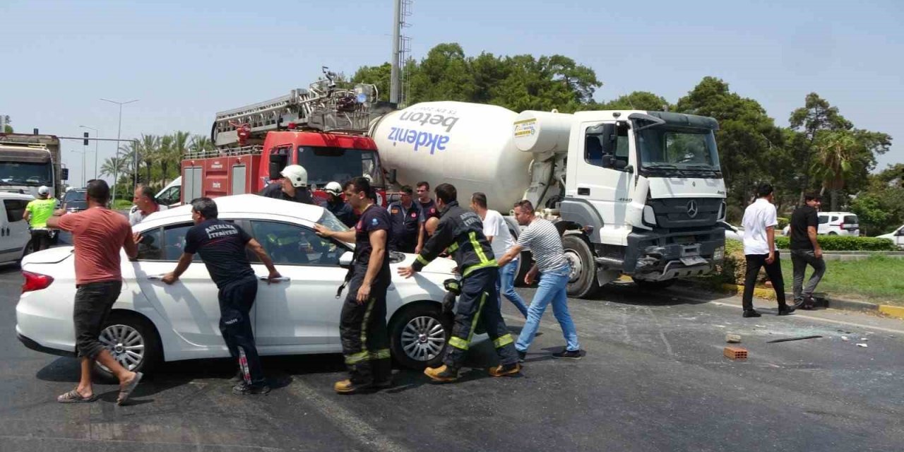 Beton mikseri ile otomobil çarpıştı: 1’i ağır 4 yaralı