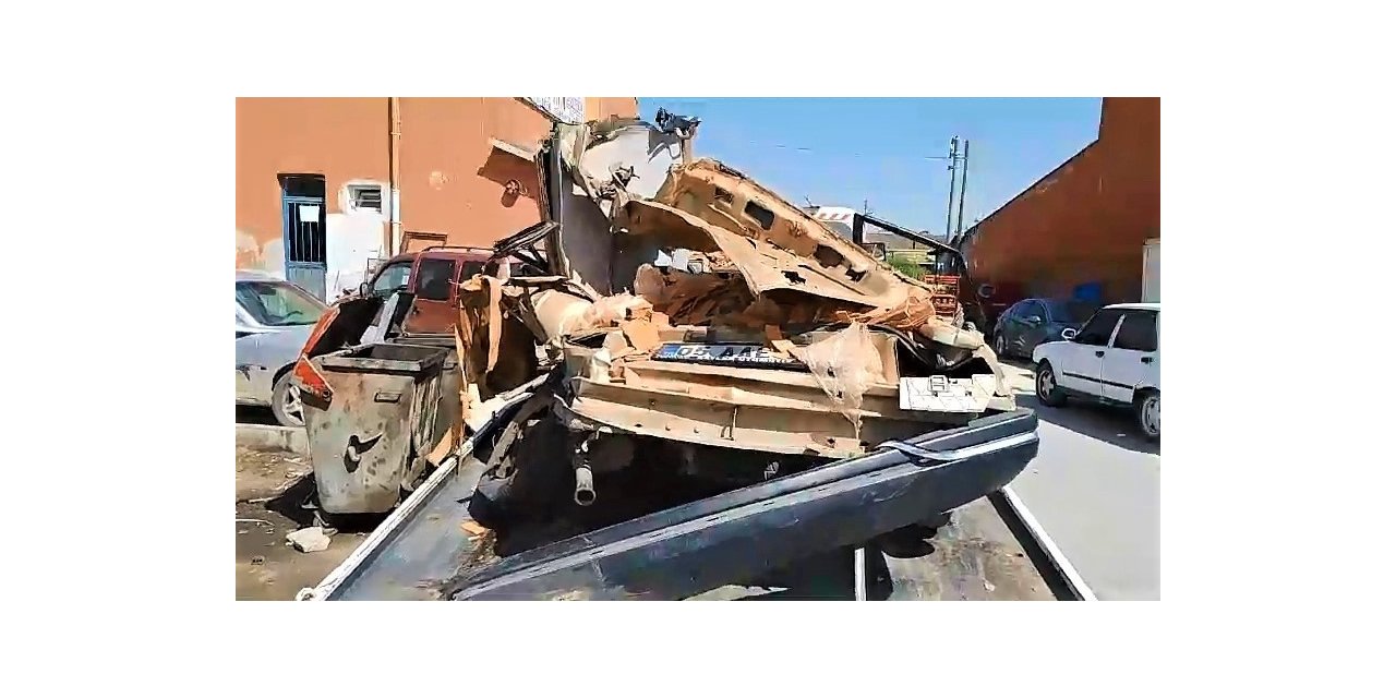 Üzerine tuğla devrilen otomobil kağıt gibi ezildi: 2 yaralı