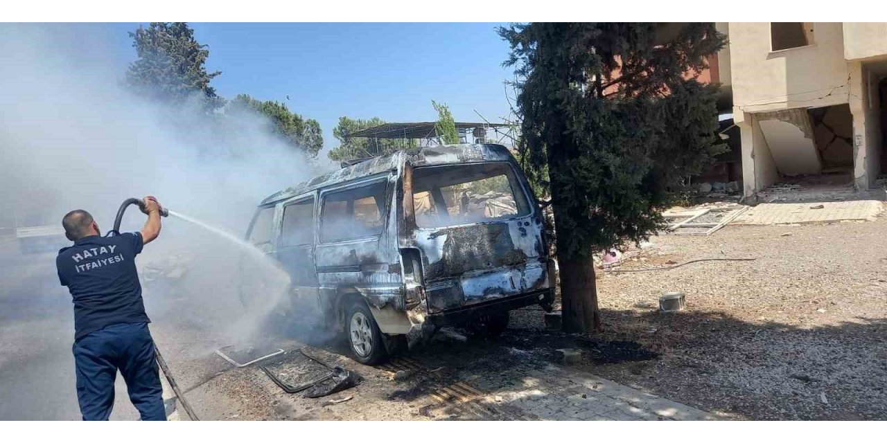 Park halindeki minibüs alev alev yandı