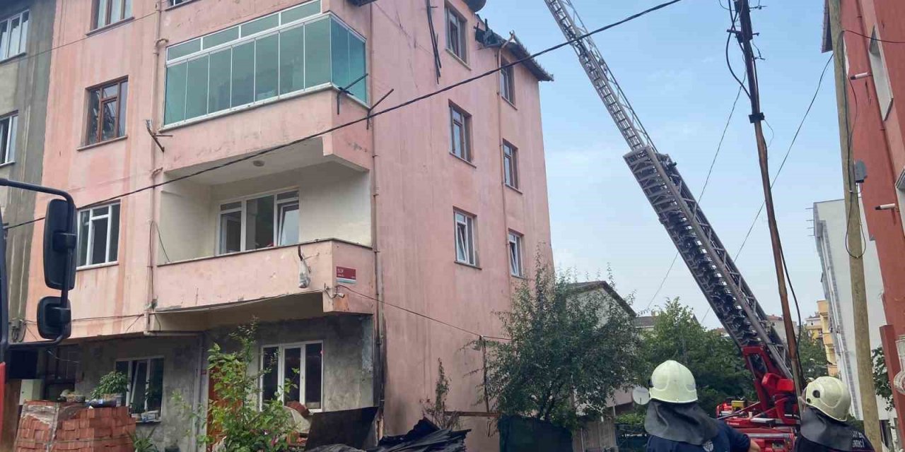 Sultanbeyli’de 3 katlı binanın çatısı alevlere teslim oldu