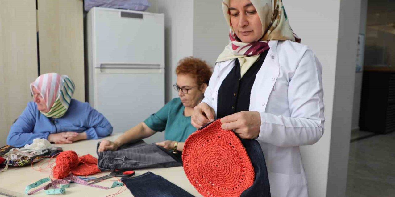 Esenlerde eski kıyafetler üretim atölyesinde dönüşüyor