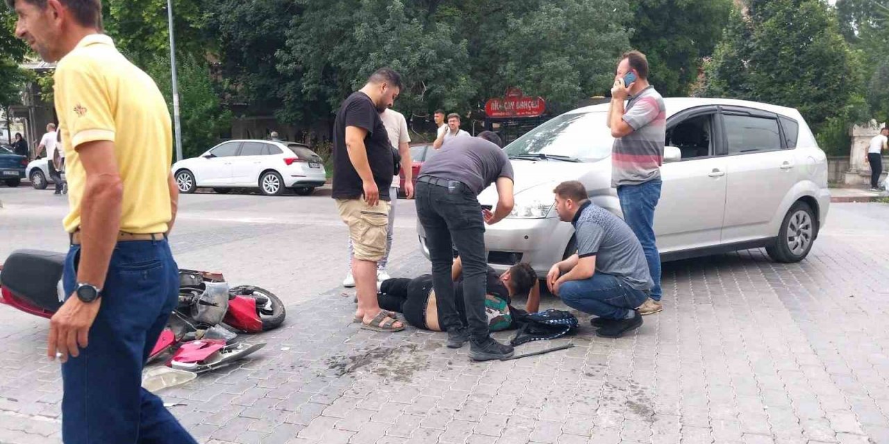 Tavşanlı’da otomobil ile elektrikli motosiklet çarpıştı: 1 yaralı
