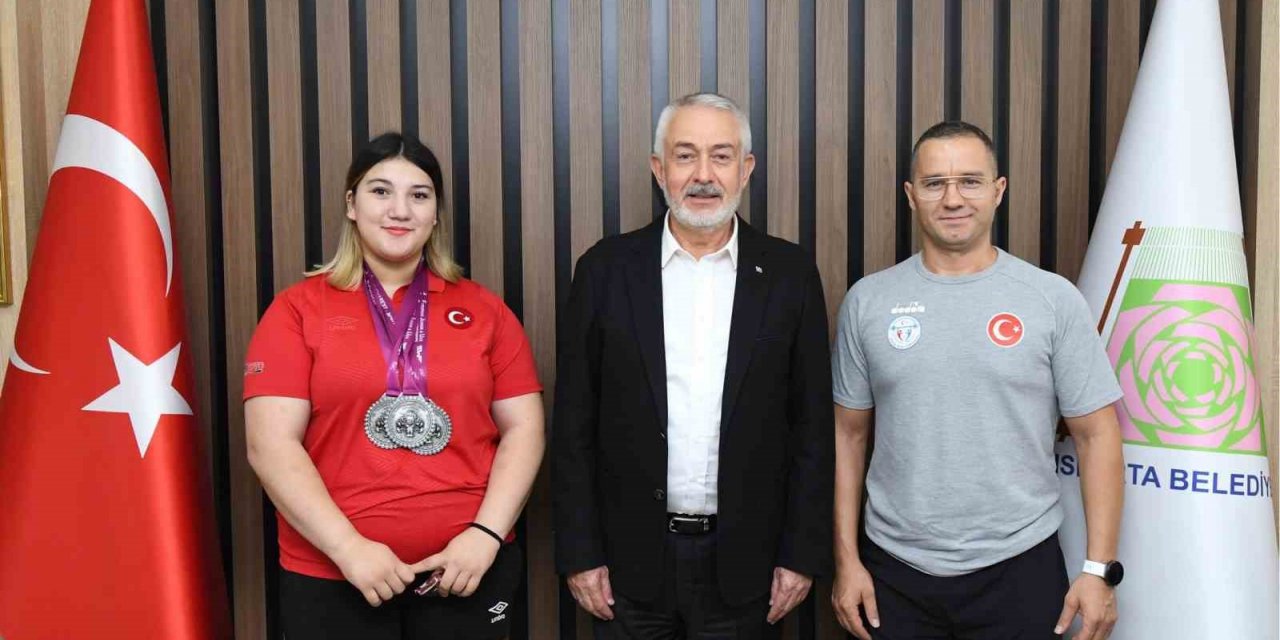 Başkan Başdeğirmen başarılı sporcuyu altınla ödüllendirdi