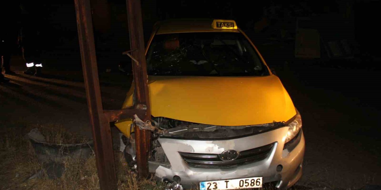 Elazığ’da otomobil yayaya çarptı: 2 yaralı