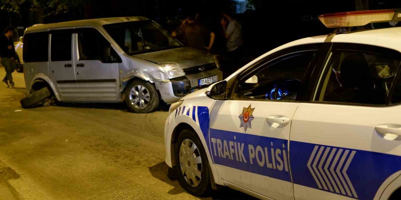 Alkollü sürücü ortalığı birbirine kattı, park halindeki 4 araca çarparak durabildi